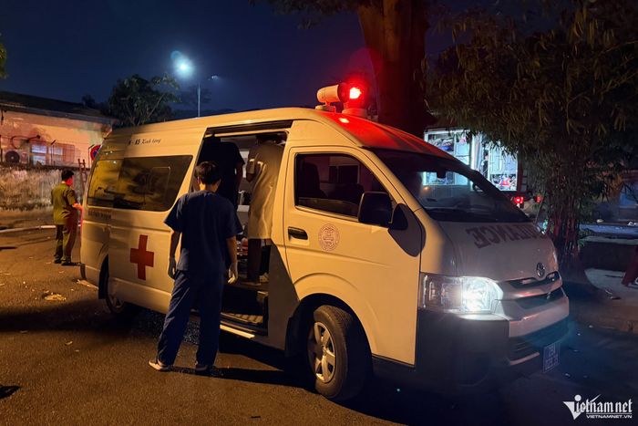 Có 5 người được lực lượng chức năng đưa ra ngoài an toàn. Ảnh: Đình Hiếu