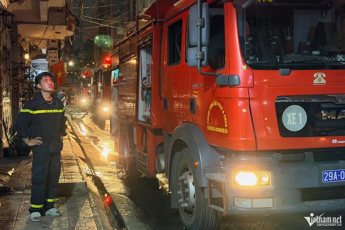 Có 10 xe cứu hỏa được điều động đến hiện trường. Ảnh: Đình Hiếu