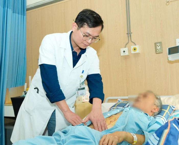 Người bệnh điều trị tại Bệnh viện Bạch Mai. Ảnh: T.Anh.