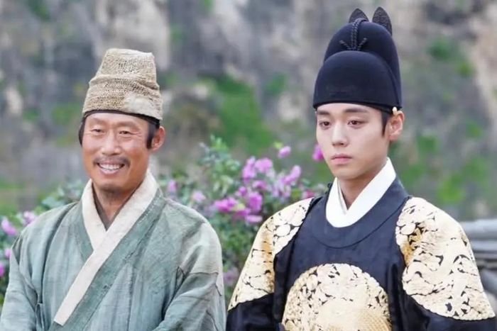 Yoo Hai Jin và idol Kpop Park Ji Hoon trong "Dưới bóng Điện Hạ".