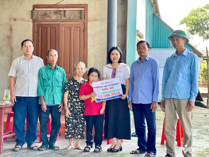 Đại diện báo VietNamNet cùng lãnh đạo địa phương đã trao 72.098.504 đồng, tấm lòng bạn đọc giúp đỡ bé Kim Ngân