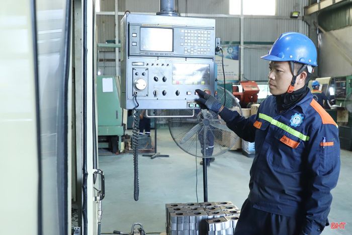Ứng dụng công nghệ vào sản xuất - kinh doanh là yêu cầu tất yếu trong bối cảnh chuyển đổi số.