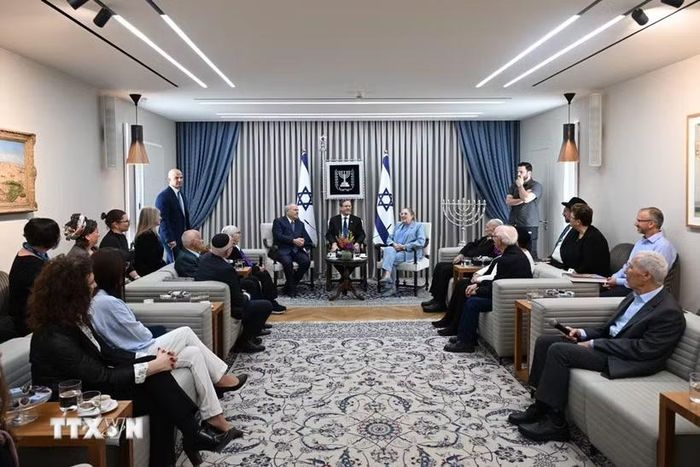 Tổng thống Israel Isaac Herzog và Đệ nhất phu nhân Michal Herzog đã tiếp đón một số nhân chứng Holocaust và gia đình họ tại Phủ Tổng thống ở Jerusalem. (Ảnh: TTXVN phát)