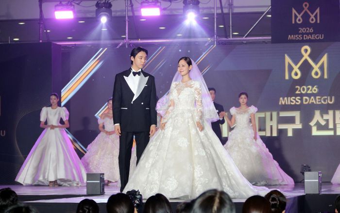 Phần thi kết hợp giữa thời trang và nghệ thuật trình diễn, phản ánh xu hướng đa năng hóa hình mẫu người đẹp hiện đại.