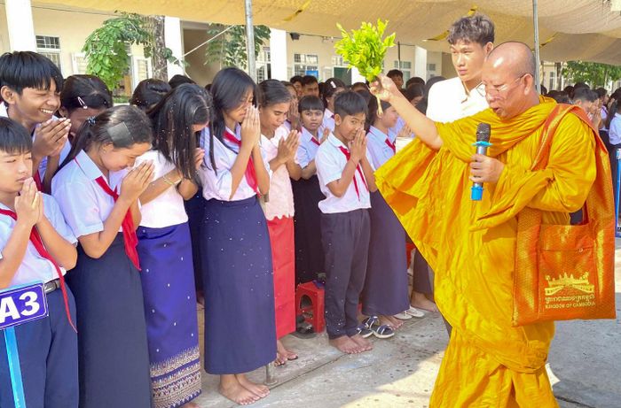 Thượng tọa Chau Chonl thực hiện nghi thức chúc phúc.