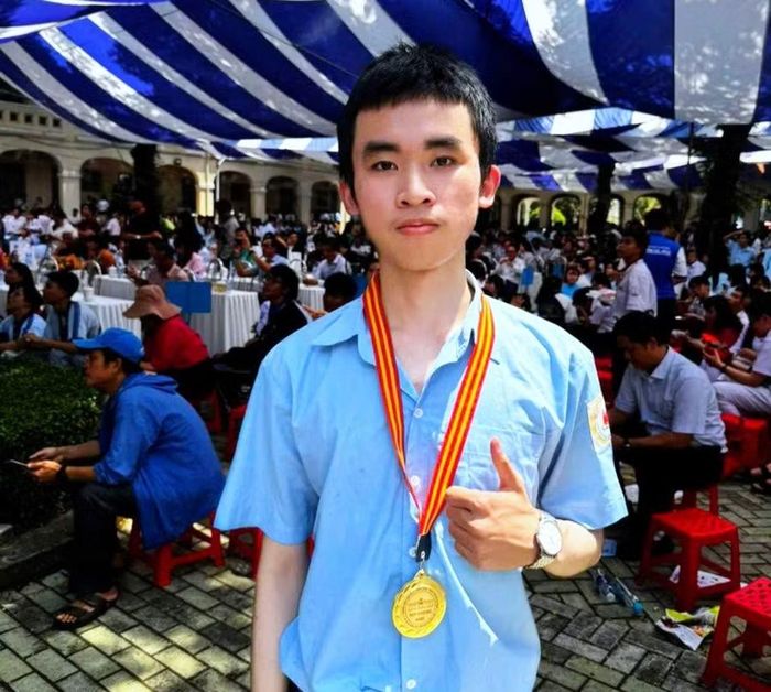  Võ Minh Anh và tấm Huy chương vàng Olympic 30-4 môn Vật lý. Ảnh: NVCC 