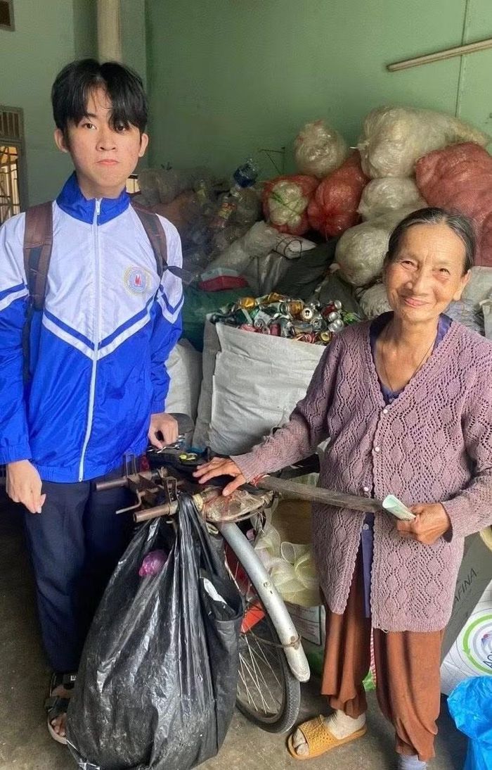  Võ Minh Anh và bà nội bên chiếc xe đạp cũ chở phế liệu. Ảnh: NVCC 