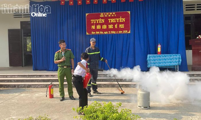 Học sinh thực hành kỹ năng sử dụng bình chữa cháy.