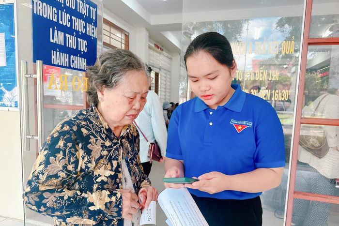 Đoàn viên, thanh niên tuyên truyền về lợi ích của việc sử dụng dịch vụ công trực tuyến