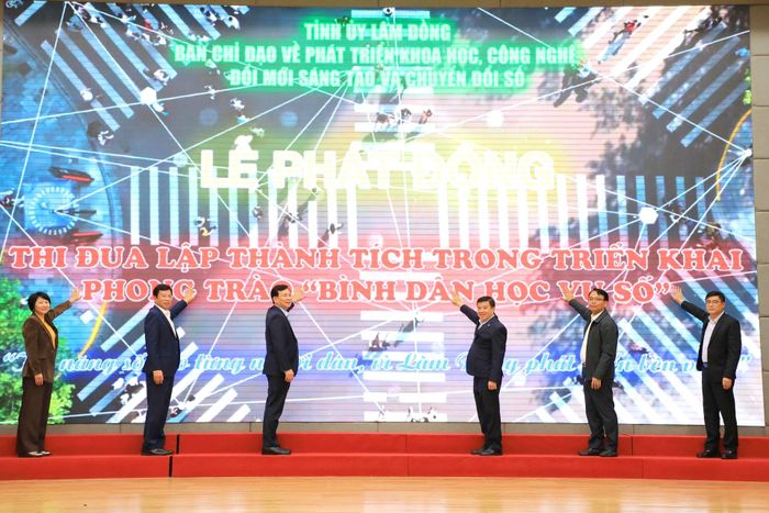 Các đồng chí lãnh đạo tỉnh Lâm Đồng thực hiện nghi thức phát động thi đua lập thành tích trong triển khai phong trào "Bình dân học vụ số" năm 2026. Ảnh: Lê Phước