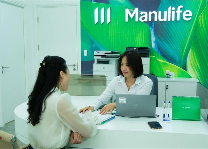Khách hàng tại địa phương có thể tiếp cận các dịch vụ tài chính – bảo hiểm một cách nhanh chóng, thuận tiện. Ảnh: Nguyên Nguyễn