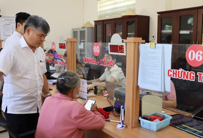Người dân đến giao dịch, tiếp cận dịch vụ số tại Trung tâm Phục vụ hành chính công xã Nam Trạch - Ảnh: N.T.H