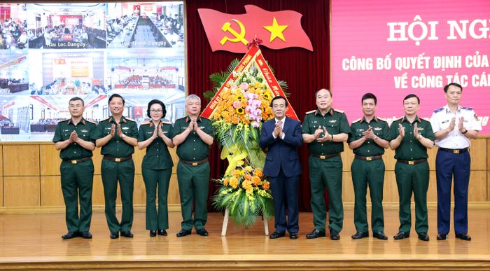 Đại diện Quân ủy Trung ương, Bộ Quốc phòng tặng hoa chúc mừng Bí thư Tỉnh ủy Thanh Hóa Lê Đức Thái