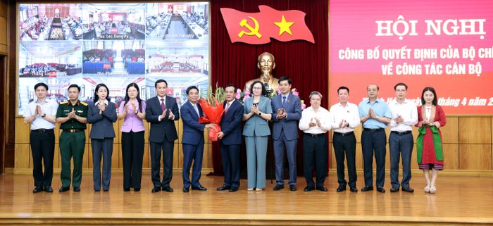 Phó Chủ tịch Quốc hội, Thượng tướng Nguyễn Doãn Anh và Đoàn ĐBQH tỉnh Thanh Hóa tặng hoa chúc mừng Bí thư Tỉnh ủy, Trưởng đoàn đại biểu Quốc hội tỉnh Thanh Hóa Lê Đức Thái