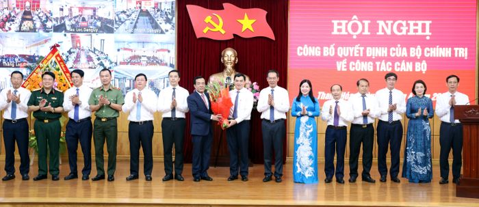Lãnh đạo, Ban Thường vụ Tỉnh ủy, Ban chấp hành Đảng bộ tỉnh Thanh Hóa tặng hoa chúc mừng Bí thư Tỉnh ủy, Trưởng đoàn đại biểu Quốc hội tỉnh Thanh Hóa Lê Đức Thái