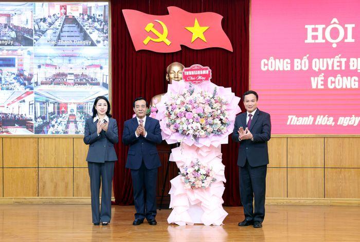 Thường trực Ủy ban Văn hóa và Xã hội tặng hoa chúc mừng Bí thư Tỉnh ủy, Trưởng đoàn đại biểu Quốc hội tỉnh Thanh Hóa Lê Đức Thái