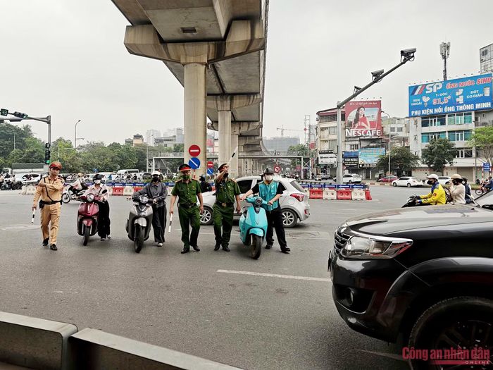 Tổ công tác của Đội CSGT số 6 phối hợp với Công an phường Từ Liêm xử lý tình trạng người điều khiển phương tiện đi ngược chiều tại khu vực nút giao Hồ Tùng Mậu - Phạm Hùng - Xuân Thủy.