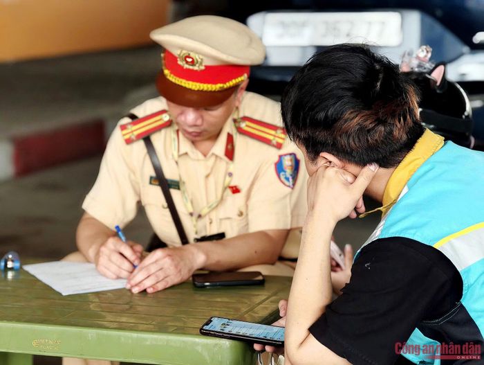 "An toàn giao thông không chỉ là trách nhiệm của riêng ai mà là nghĩa vụ chung của toàn xã hội. Việc chấm dứt hành vi đi ngược chiều không chỉ giúp bảo vệ tính mạng, sức khỏe của mỗi người mà còn góp phần xây dựng một môi trường giao thông văn minh, an toàn. Đã đến lúc mỗi người cần nói không với thói quen nguy hiểm này, bắt đầu từ những hành động nhỏ nhưng thiết thực trong cuộc sống hằng ngày"", Trung tá Phạm Văn Chiến nói.