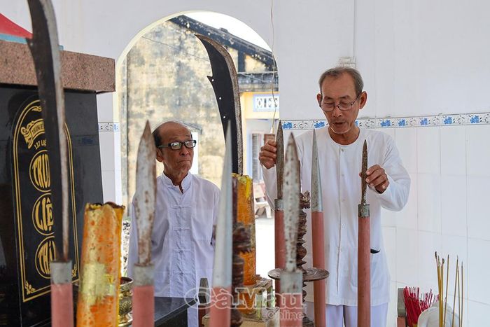 “Từ những công cụ thô sơ, các chiến sĩ áo trắng năm xưa đã kiên cường đấu tranh chống Pháp, tinh thần ấy tiếp tục là điểm tựa cho thế hệ hôm nay”, ông Cao Việt Thắng, Trưởng Ban quản lý di tích trận Giồng Bốm (bìa phải) chia sẻ.