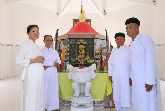  Tín đồ họ đạo thành kính tưởng nhớ 137 chiến sĩ đã hy sinh trong trận Giồng Bốm năm 1946 tại Tòa Trung liệt thánh.