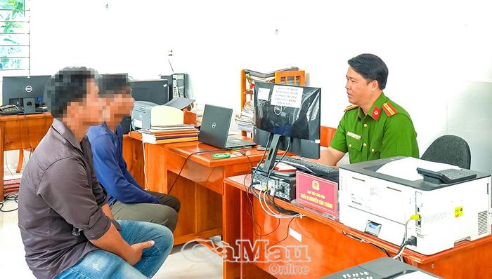 Hai đối tượng tại cơ quan công an, thừa nhận hành vi vi phạm.