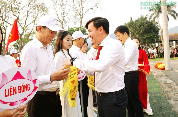 Lãnh đạo địa phương tặng cờ lưu niệm của Ban tổ chức cho các đơn vị tham gia.