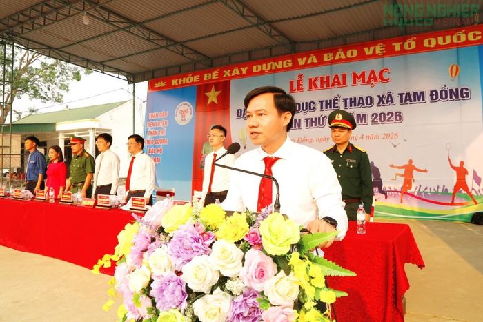 Ông Tưởng Đăng Phú, Chủ tịch UBND xã Tam Đồng đọc lời kêu gọi toàn dân tập thể dục của Bác Hồ.