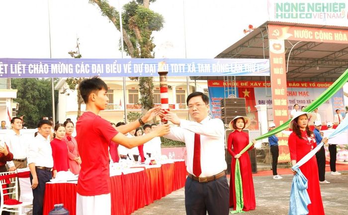 Bí thư Đảng ủy xã Tam Đồng Nguyễn Văn Thắng thực hiện thắp đuốc khai mạc đại hội.