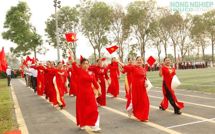 Các khối, xóm diễu hành, biểu dương lực lượng tại lễ khai mạc.