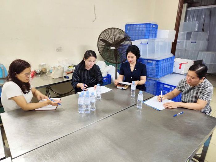 Đoàn liên ngành kiểm tra cơ sở cung cấp bữa ăn bán trú ltrên địa bàn xã. Ảnh PV