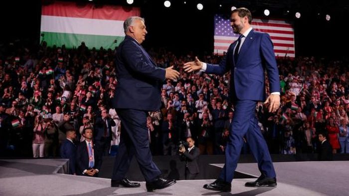 Phó Tổng thống Mỹ JD Vance bắt tay Thủ tướng Hungary Viktor Orbán tại sự kiện "Ngày Hữu nghị Hungary - Mỹ", lần đầu tiên được tổ chức tại Budapest, hôm 7/4. Ảnh: Jonathan Ernst/Pool/Reuters