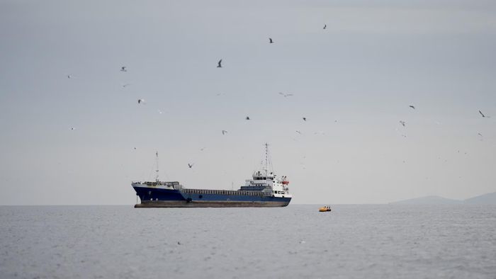  Một con tàu tại eo biển Hormuz, ngoài khơi tỉnh Musandam của Oman, ngày 12/4. Ảnh: Reuters. 