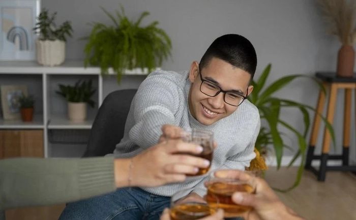  Uống rượu bia kết hợp với hút thuốc lá làm tăng nguy cơ ung thư lưỡi lên gấp đôi. Ảnh: Freepik. 