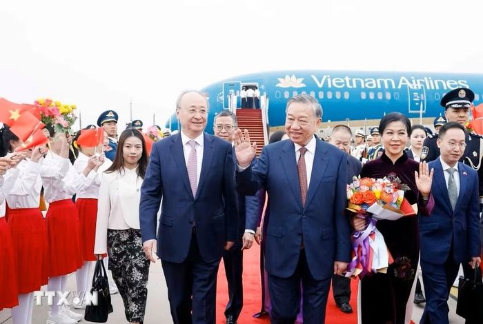 Lễ đón Tổng Bí thư, Chủ tịch nước Tô Lâm cùng Phu nhân tại sân bay quốc tế Thủ đô Bắc Kinh. Ảnh: Thống Nhất/TTXVN.