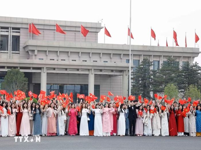 Đại biểu và kiều bào đón Tổng Bí thư, Chủ tịch nước Tô Lâm và Phu nhân tại sân bay quốc tế Thủ đô Bắc Kinh. Ảnh: Thống Nhất/TTXVN.