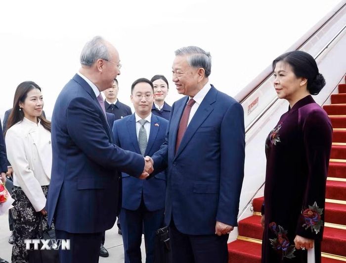 Lễ đón Tổng Bí thư, Chủ tịch nước Tô Lâm cùng Phu nhân tại sân bay quốc tế Thủ đô Bắc Kinh. Ảnh: Thống Nhất/TTXVN.