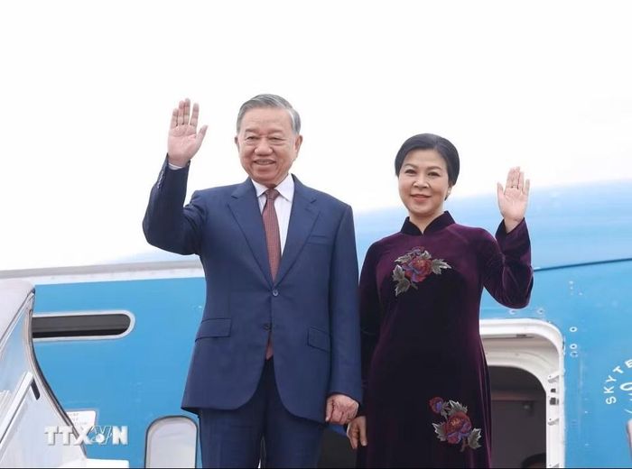 Tổng Bí thư, Chủ tịch nước Tô Lâm và Phu nhân đến sân bay quốc tế Bắc Kinh. Ảnh: Thống Nhất/TTXVN.