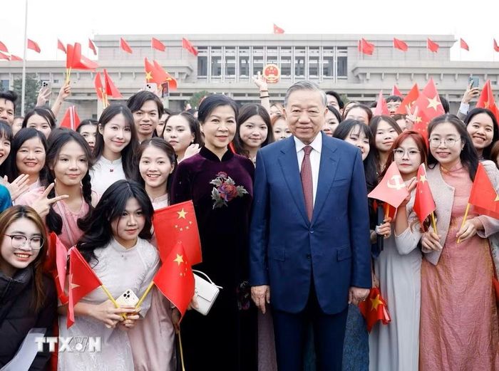 Lễ đón Tổng Bí thư, Chủ tịch nước Tô Lâm cùng Phu nhân tại sân bay quốc tế Thủ đô Bắc Kinh. Ảnh: Thống Nhất/TTXVN.