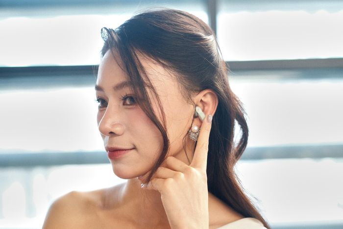  Các thao tác điều khiển cũng được tích hợp ngay trên vành cao su này. Dựa vào số lần chạm và ngữ cảnh, người dùng có thể điều khiển âm nhạc, chuyển chế độ, nghe hoặc tắt cuộc gọi hay gọi trợ lý AI của smartphone. Việc làm quen khá nhanh, nhưng đôi lúc tôi vẫn bị thao tác nhầm. 