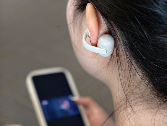  Theo thông số của hãng, tai nghe có thể hoạt động 9 giờ, cộng với tối đa 28 giờ khi sạc bằng hộp. Trong sử dụng thực tế, khi sử dụng tai nghe khoảng 4 giờ mỗi ngày, bật chế độ chất lượng âm thanh cao nhất, tôi sử dụng được cả tuần mới phải sạc. Đây là mức pin đủ dùng thoải mái. 