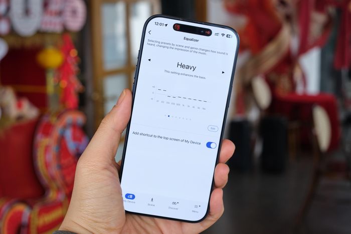  Chất lượng micro là điểm cộng của chiếc LC900. Khi dùng tai nghe này để trò chuyện trong công viên, phía người nghe cho biết giọng nói rõ, ít bị lẫn tiếng ồn. Chỉ trong những ngày trời gió mạnh, tính năng lọc ồn kết hợp cả phần cứng và AI của tai nghe mới “chịu thua”. 