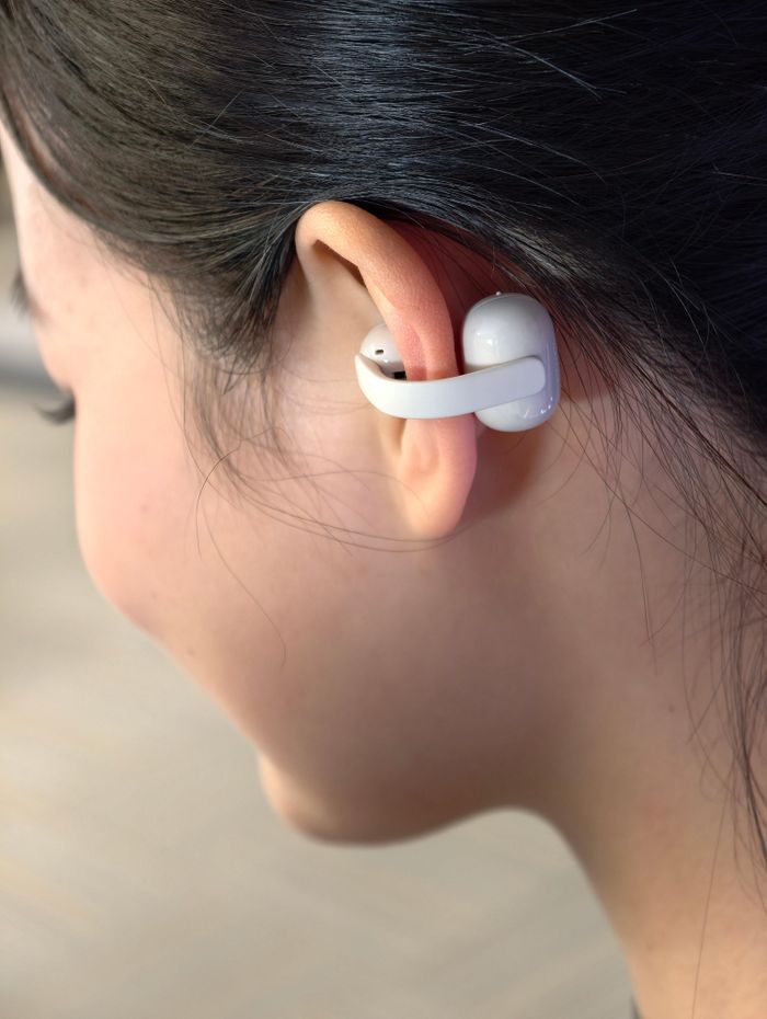  Sau thời gian đầu làm quen, tôi nhận thấy sản phẩm này khi đeo thực tế nhẹ, thoải mái hơn và không bị bí như tai nghe thông thường, kể cả sau khi đeo để làm việc khoảng 3 giờ. Mức độ thoải mái, không nóng tai, không bị rơi cũng là điểm cộng khi đeo để chạy bộ khoảng 30 phút. Trong hộp, hãng cũng cung cấp thêm một miếng đệm nhựa kẹp vào vành cao su, giúp bám chắc hơn với những người có kích thước tai lớn.