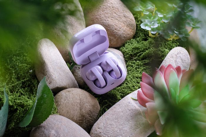  Với thiết kế tai nghe rất mở, khó có thể yêu cầu chất lượng âm thanh xuất sắc, dày bass. Âm thanh của mẫu WF-LC900 có thiên hướng trung tính, thể hiện giọng hát rõ ràng, tách bạch. Âm trầm khá mỏng khiến tai nghe hơi “đuối” khi thể hiện một số thể loại nhạc như rock, EDM. Điểm này có thể cải thiện một chút bằng chế độ nghe, hoặc bằng điều chỉnh EQ trong app Sony Connect. 