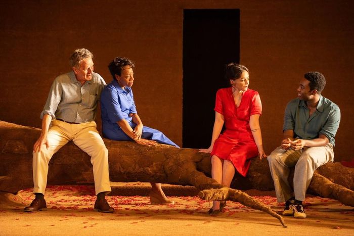 “Giáo sư Snape” Paapa Essiedu (bìa phải) thắng giải nam diễn phụ cho vai trong vở kịch “All My Sons”