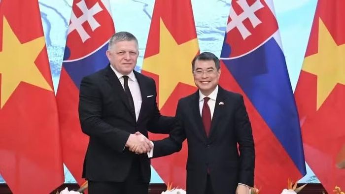 Thủ tướng Lê Minh Hưng và Thủ tướng Slovakia Robert Fico. (Ảnh TRẦN HẢI)