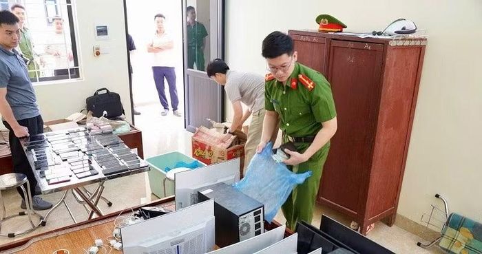 Lực lượng công an kiểm tra, thu giữ tang vật các đối tượng sử dụng phạm tội.