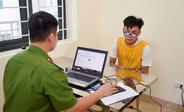 Ban Chuyên án lấy lời khai đối tượng bị bắt trong vụ án.