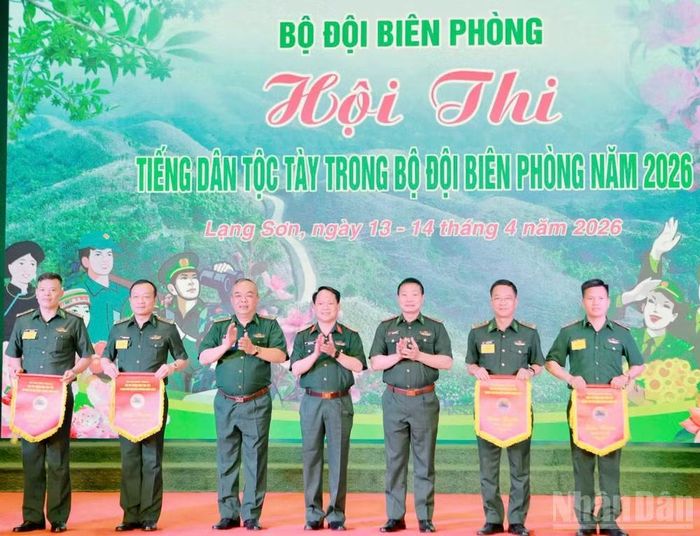 Lãnh đạo Bộ Tư lệnh Bộ đội biên phòng, Bộ Chỉ huy quân sự tỉnh, Ban Chỉ huy Bộ đội biên phòng tỉnh Lạng Sơn trao cờ thi đua cho các đội thi.