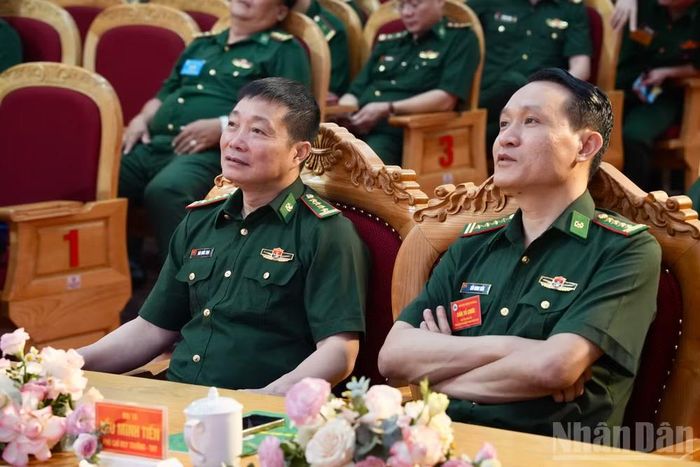 Lãnh đạo Ban Chỉ huy Bộ đội Biên phòng Lạng Sơn theo dõi các phần thi.