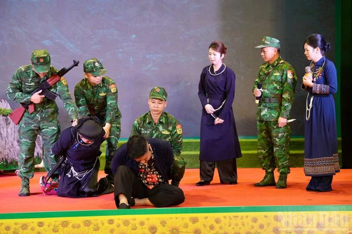 Tiểu phẩm kịch nói tiếng dân tộc Tày của Đội thi Bộ đội Biên phòng Lạng Sơn.